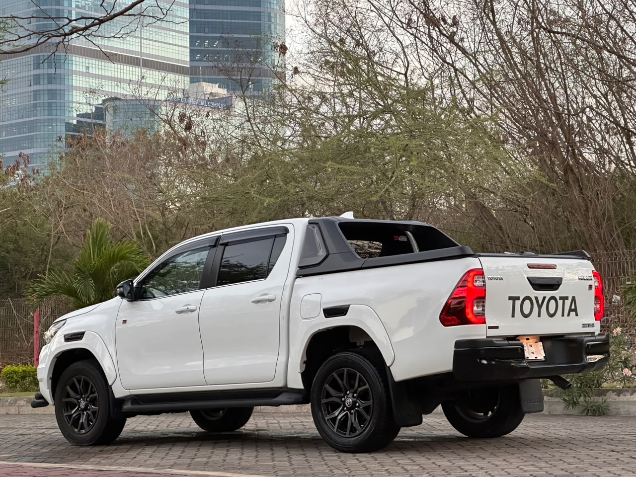 TOYOTA HILUX DOUBLE CABIN thumbnail 2